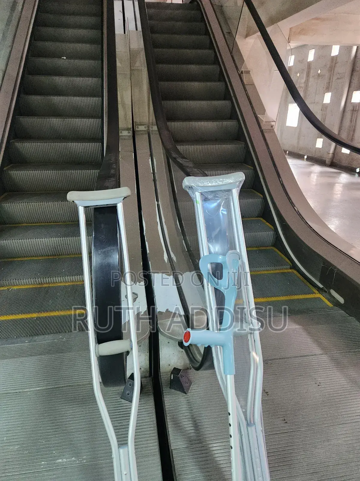 Axillary and Elbow Bilateral Crutches轟隆pair Crutches軍方crutches New