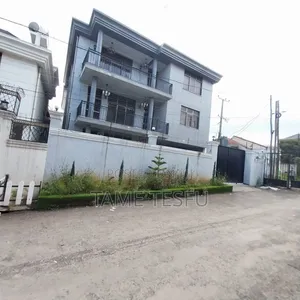 8bdrm House in ሀያት ዞን 6, Bole for sale