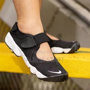 Nike Sandel (ባለጣት)
Black Made in Vietnam
