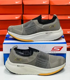 Skechers Max Cushion