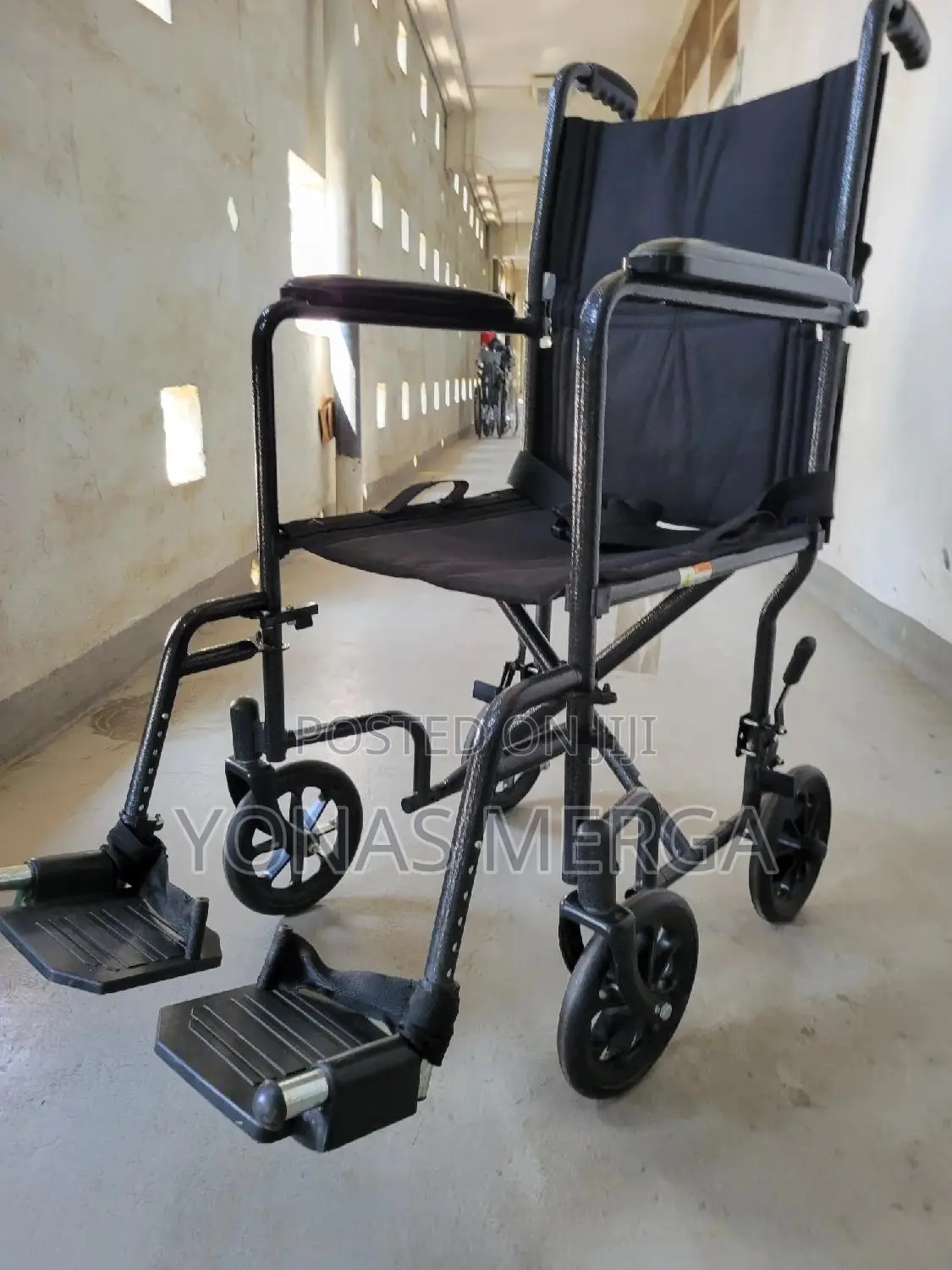 Folding Wheelchair爰耆wilcher=Manually Push the Wheelchair for Movement.