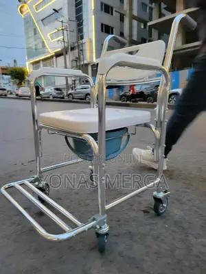 Commode Chair哼蕊opening for Toileting会会removable Snap on Seat
No Rust