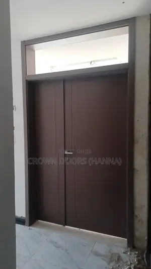 ክራውን ከእንጨት ፋይበር ፣ ከተፈጥሮ ድንጋይ እና ሲንቴቲክ ኮምፖዚት የተሠሩ በሮች
