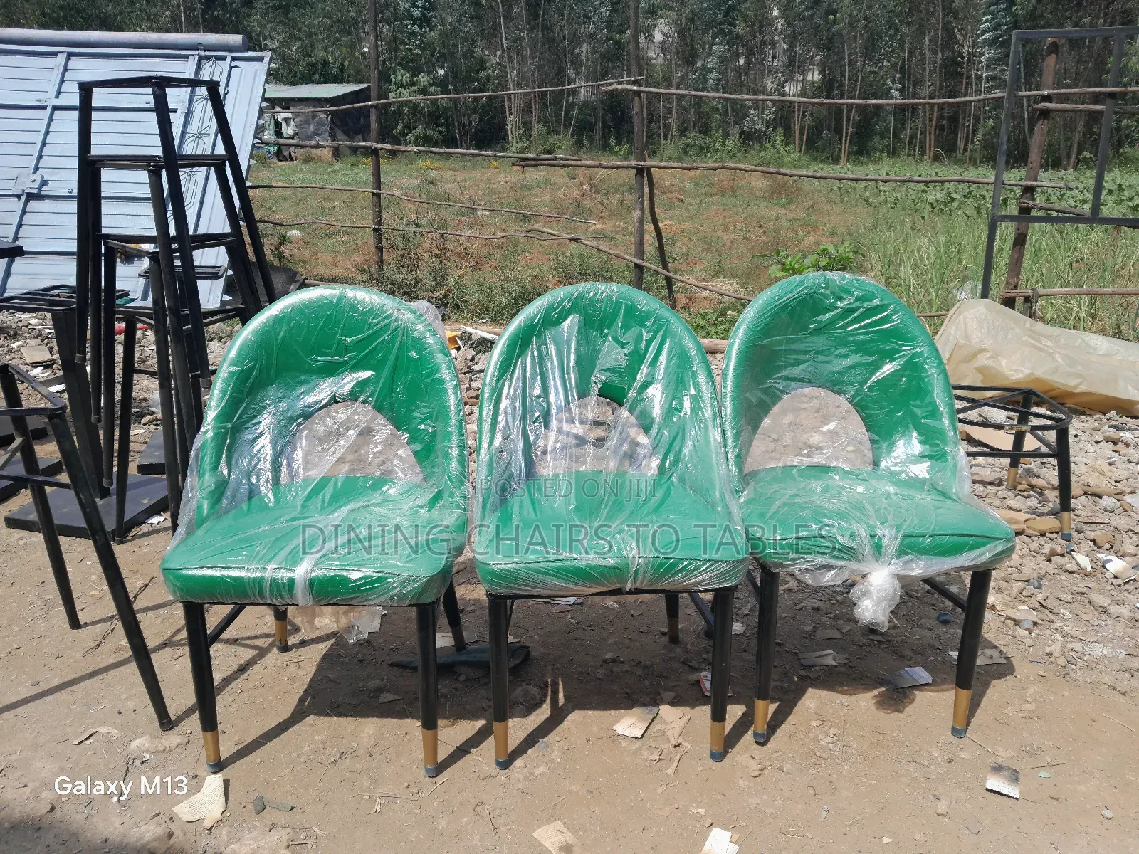 ከአስተማማኝ ጥንካሬ እና ምቾት ጋራ a Cafeteria Restaurant Chairs to Tables