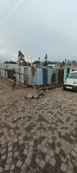 የሚሸጥ ለ2መቆረጥ የሚችል ቦታ