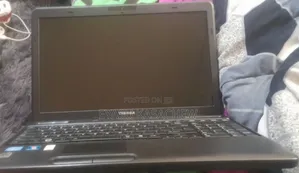 Laptop Toshiba Satellite L735 4GB Intel Core i3 HDD 500GB