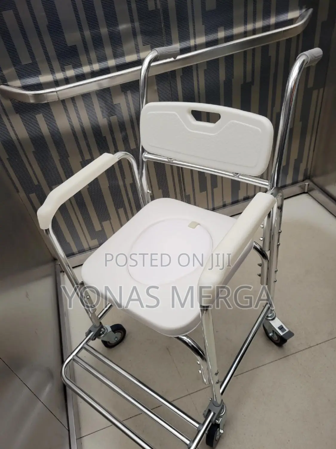 Toilet/Commode Chair鉆田portable Cover Bucket. 4 Wheels฿畚potty Chair