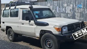 Toyota Land Cruiser 2016 White