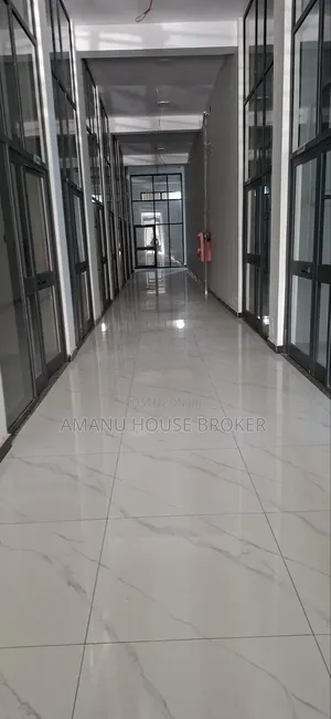 የሚከራዩ ሱቆችና ቢሮዎች በአዲስ አበባ መሃል ካሳንቺስ ጠቅላላ የሱቆቹ ስፋት የሚገኙ ቢሮዎችቹ ይገኛሉ