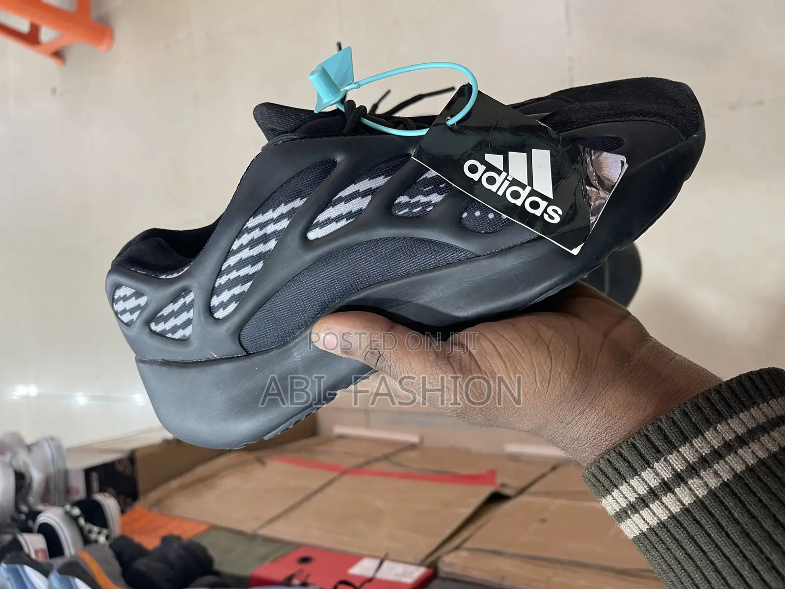 Adidas Yeezy 700