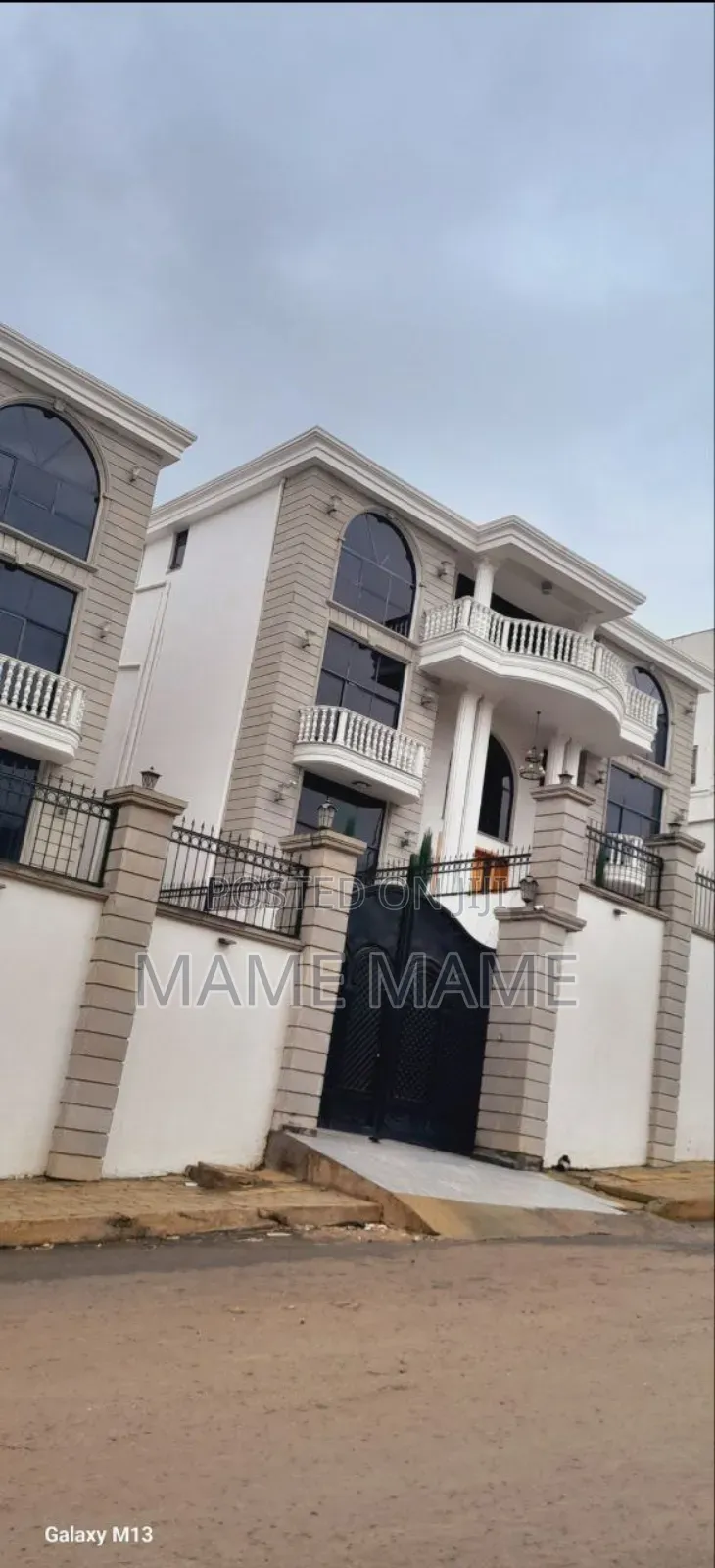 11bdrm House in Addis Abeba, Bole for sale