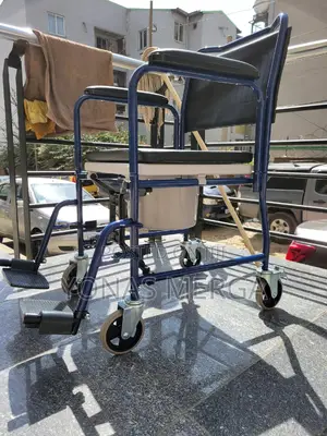 Commode/Transfer Chair Has a 150kg Capacity Comes Drop-Down Armrests