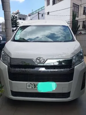 Toyota HiAce 2022 White