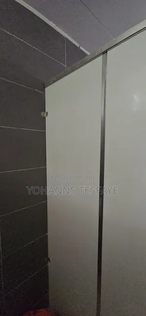 Cubicle Toilet Partition / HPL