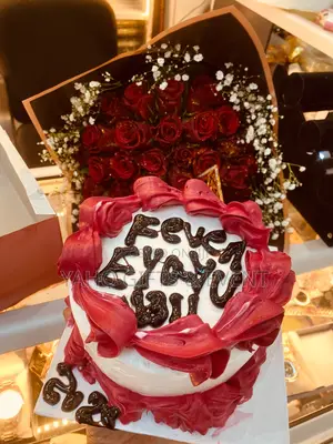 Mini Cake With Flower Gift