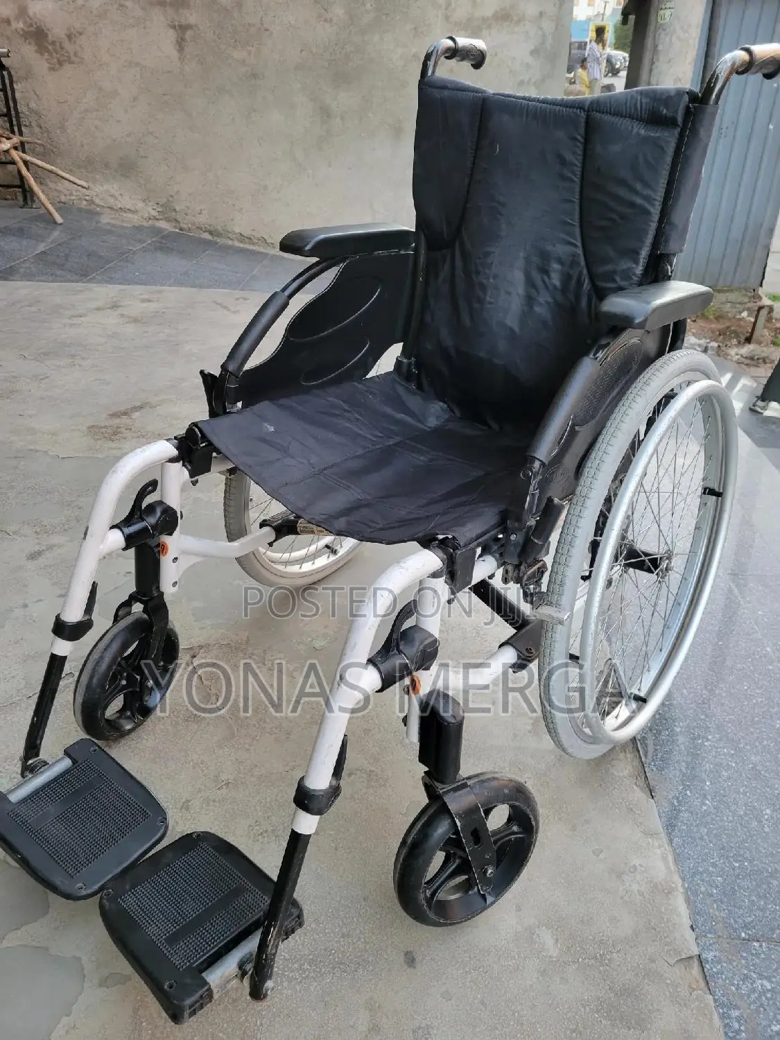 European Used Wilcher出wheelchair Perfect for Long- Or Short -Term Use.