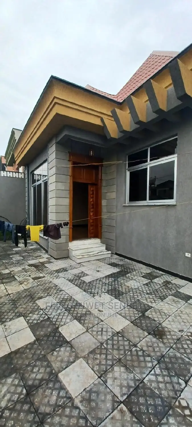 5bdrm Villa in አአ, Bole for Sale