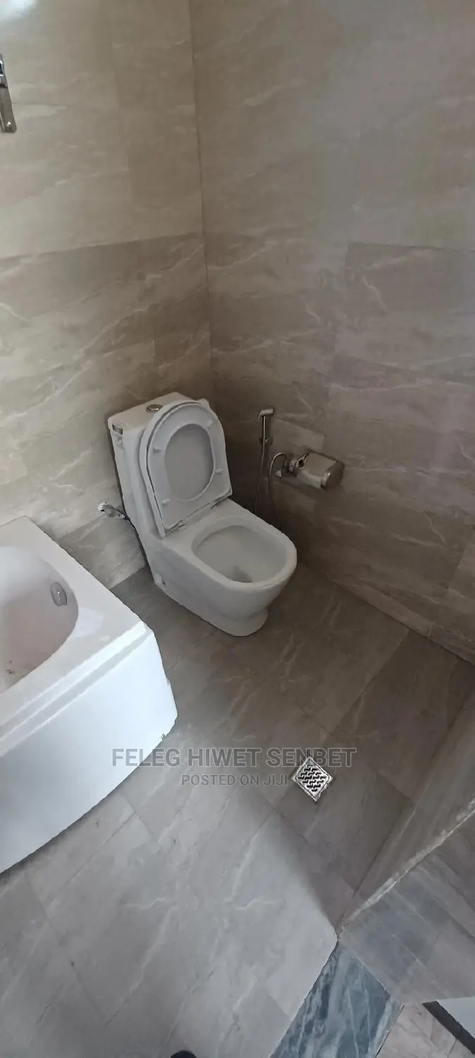 5bdrm Villa in አአ, Bole for Sale