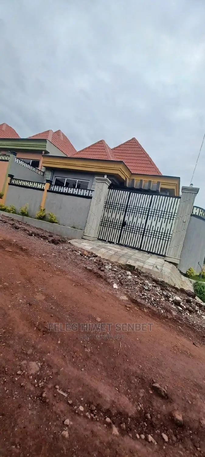 5bdrm Villa in አአ, Bole for Sale