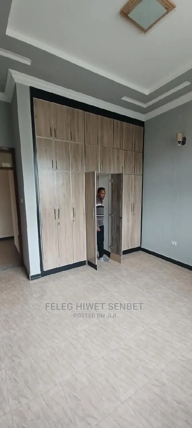 5bdrm Villa in አአ, Bole for Sale