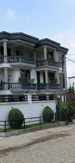 Furnished 9bdrm Townhouse/Terrace in አያት አካባቢ ኮምፋውንድ ውስጥ, Yeka for sale
