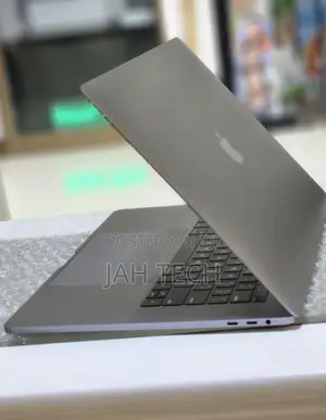 New Laptop Apple MacBook Pro 2017 16GB Intel Core I7 SSD 512GB