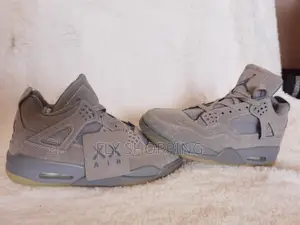 Air Jordan 4 Retro X Kaws – ከፍተኛ ጥራት ያለው ግራይ ሱዌድ የተሠራ ስኒከር