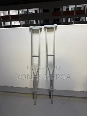 Crutches Fir Leg Injuries鹼核crutches//Professional Medical Advice.