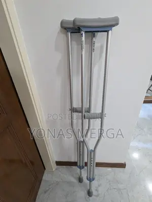Under Arm Crutches樗~Assists in Walking for Patients With Leg Injuries