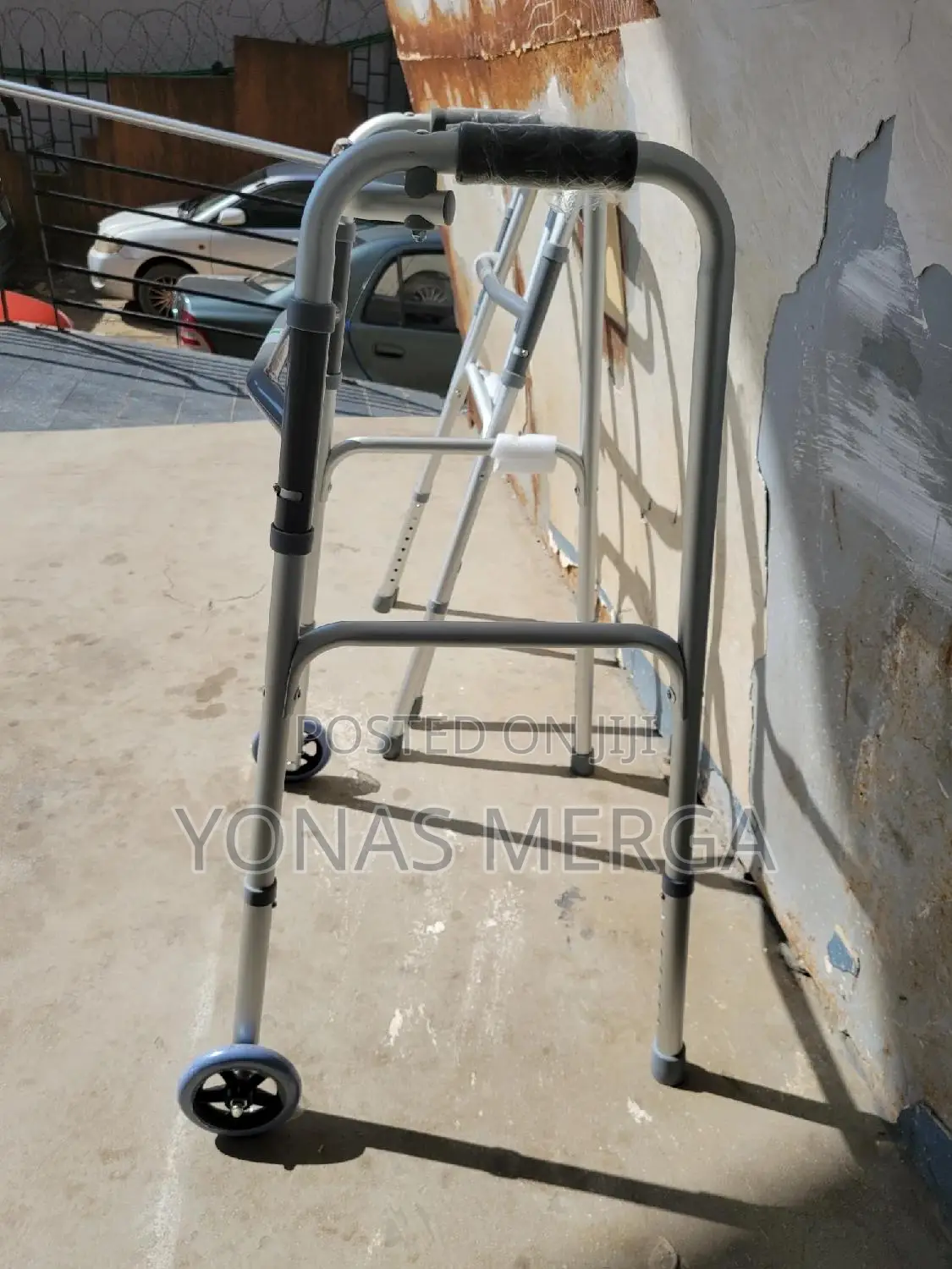 Lightweight and Durable Walker炎业walker
4" Front Wheels三❩Height Adjusts
