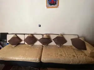ሙሉ ሶፋ ከጠረጴዛ ጋር