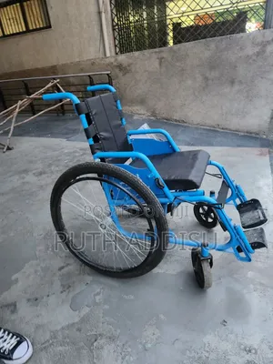 Attendant Propels the Manual Wheelchair軍人wheelchair甦你wheelchair Medica