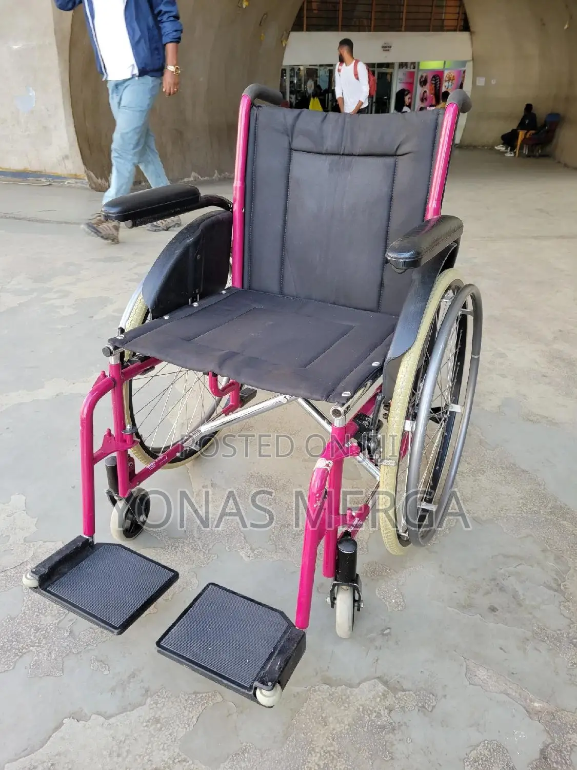 Driving,Wheelchair Lightweight局肖wheelchair Is Made of Sturdy Steel