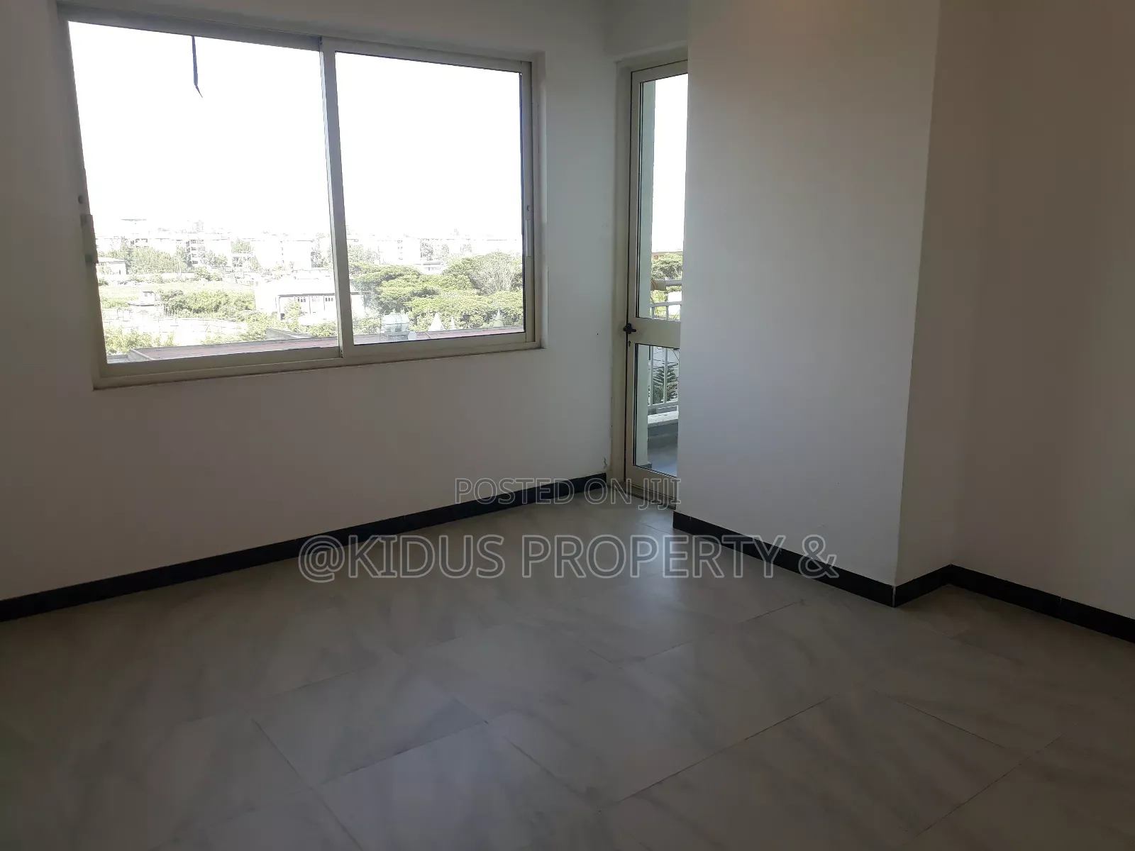 4bdrm Apartment in Lebu Medhaniyalem, Nifas Silk-Lafto for sale