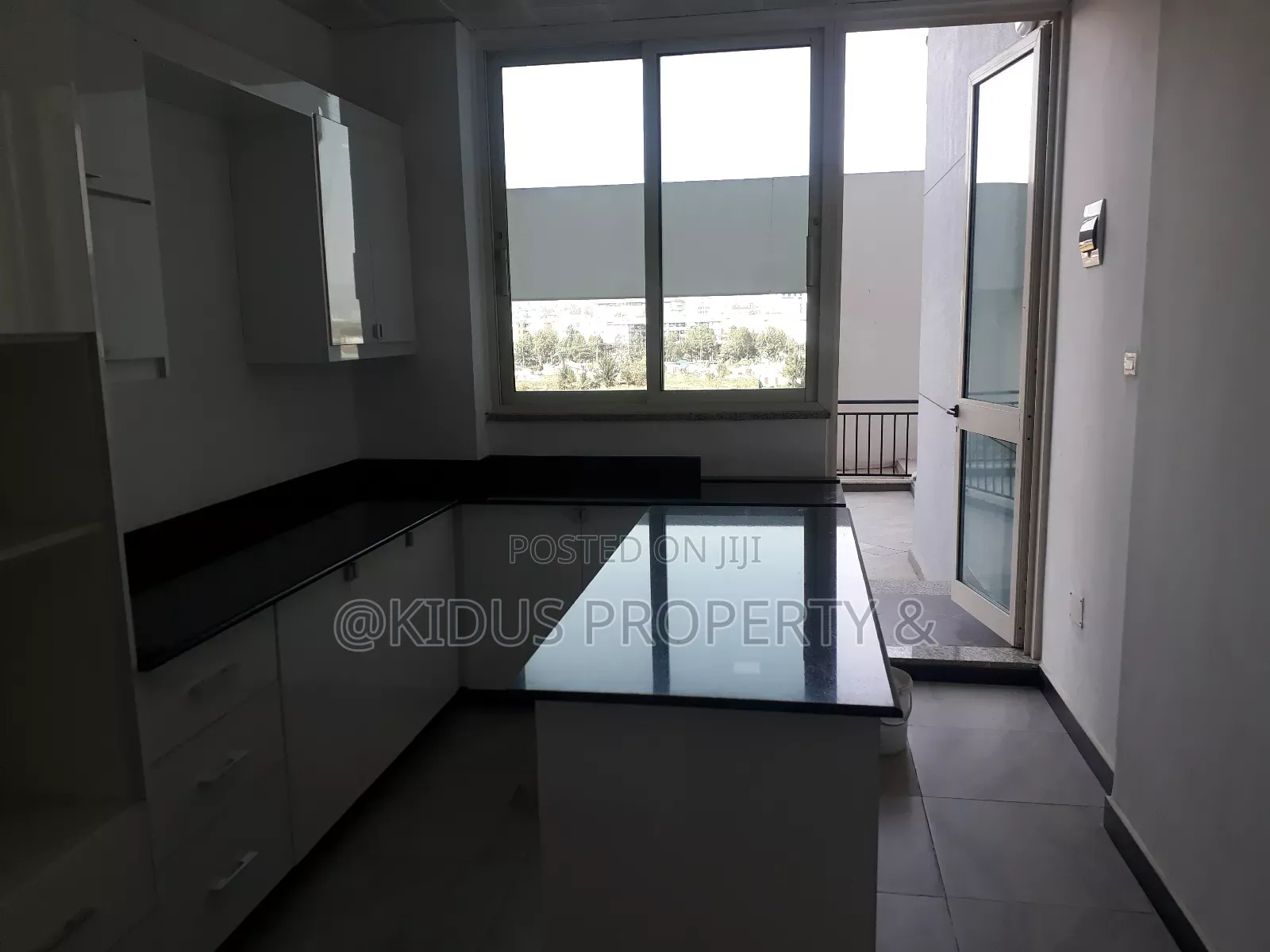 4bdrm Apartment in Lebu Medhaniyalem, Nifas Silk-Lafto for sale