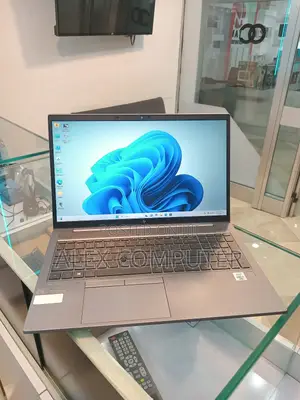New Laptop HP ZBook Firefly 15 G7 16GB Intel Core I7 SSD 512GB