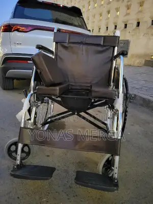 Toilet Wheelchair且身lightweight Aluminum/Chrome Frame a Brown