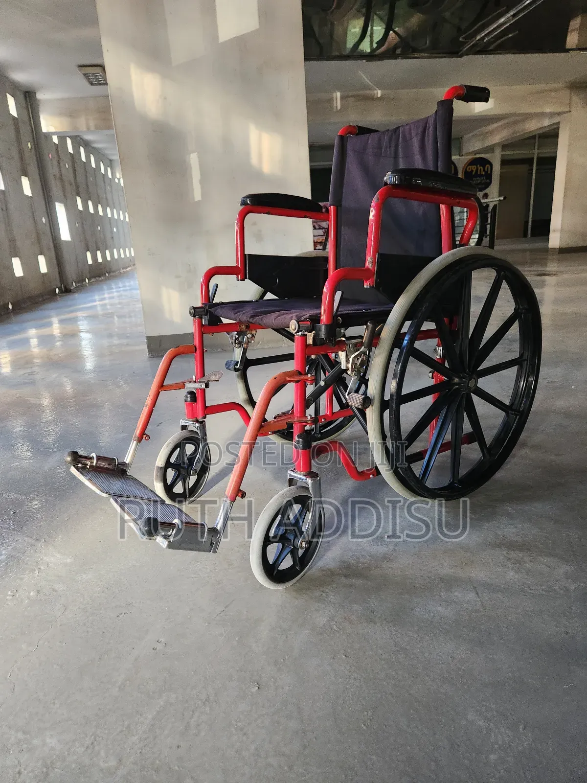 Red Wheelchair in Gullele Wheelchair在於wheelchair痂了wheelchair軟弱foldable