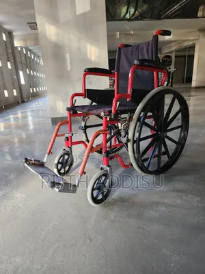 Red Wheelchair in Gullele Wheelchair在於wheelchair痂了wheelchair軟弱foldable
