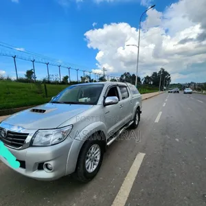 Toyota Hilux 2.5 D-4D 4X4 SRX 2012 Silver