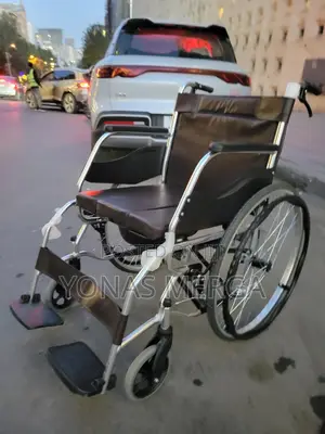 Toilet Wheelchair節宙commodo Wilcher龟与wheelchair With Large Rear Wheels.