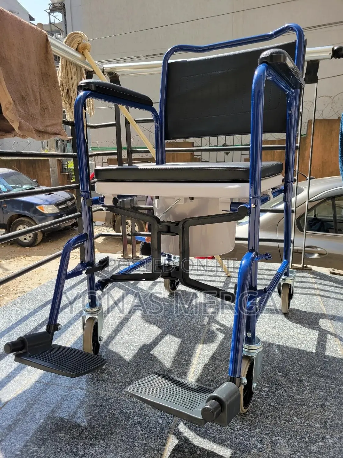 Toilet Chair//Big Ground Clearance to Ensure Direct Use on Toilet.