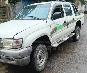 Toyota Hilux 2001 White